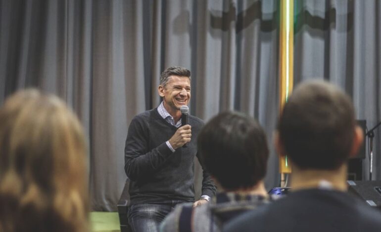  Wirtualne spotkanie z pastorem Mariuszem Muszczyńskim, prezbiterem Zboru Zielonoświątkowego „Ostoja” w Opolu