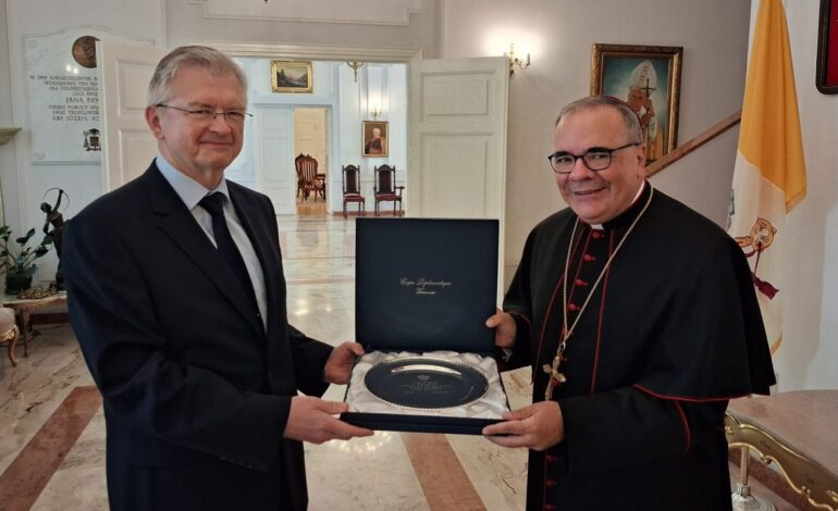 Nuncjusz i ambasador